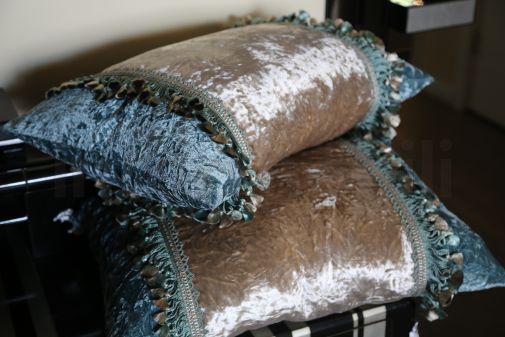 Велюровые подушки с декоративной тесьмой