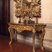 Резная консоль в позолоченной отделке для гостиной