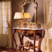 Резная консоль и зеркало в позолоченной раме