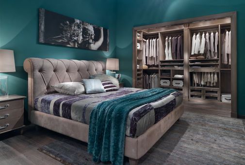 Роскошная двуспальная кровать в кожаной обивке