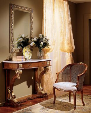 Роскошная композиция с резной консолью, зеркалом и креслом