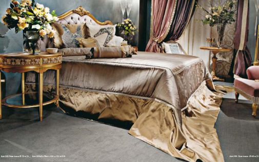 Роскошная кровать и два боковых столика.