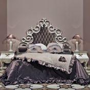 Роскошная кровать с высоким изголовьем