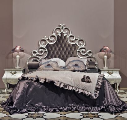 Роскошная кровать с высоким изголовьем