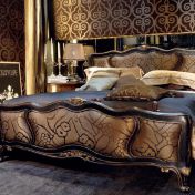 Роскошная кровать в темных оттенках.
