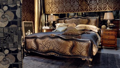 Роскошная кровать в темных оттенках.