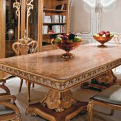 Роскошный обеденный стол с инкрустированной столешницей.
