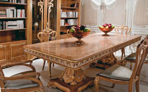 Роскошный обеденный стол с инкрустированной столешницей.