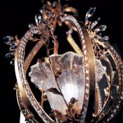 Роскошный плафон для изысканного освещения.