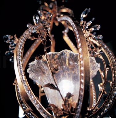 Роскошный плафон для изысканного освещения.