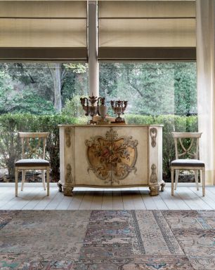 Росскошная тумба в классическом стиле