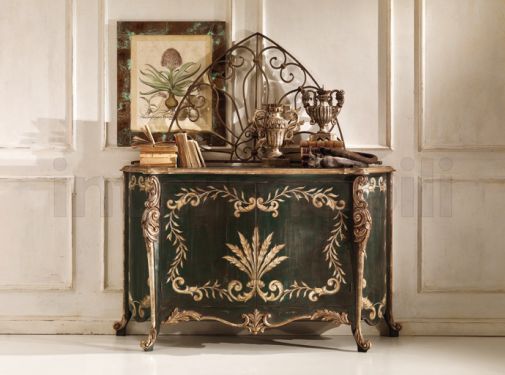 Росскошный сервант в классическом стиле