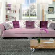 Розовый диван и столик для гостиной.