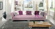 Розовый диван и столик для гостиной.