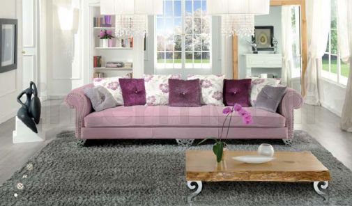 Розовый диван и столик для гостиной.