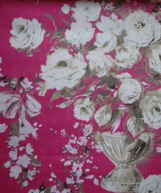 Розы в вазонах