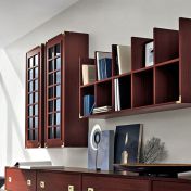 Секционная полка и настенные однодверные шкафчики