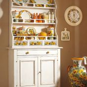 Сервант с открытыми полочками в стиле кантри