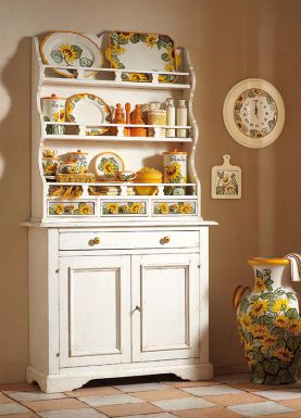 Сервант с открытыми полочками в стиле кантри