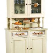 Сервант в стиле кантри с резными элементами