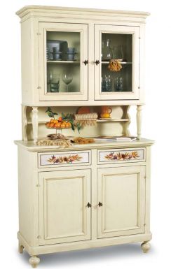 Сервант в стиле кантри с резными элементами