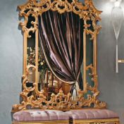 Шикарное зеркало и скамьи для прихожей.