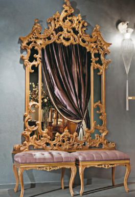 Шикарное зеркало и скамьи для прихожей.