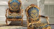 Шикарные кресла с золотой отделкой.