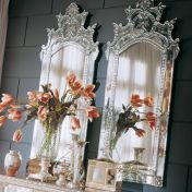 Шикарные зеркала из муранского стекла.