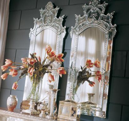 Шикарные зеркала из муранского стекла.