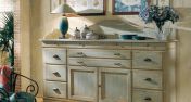 Широкий комод в состаренном дизайне