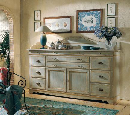 Широкий комод в состаренном дизайне
