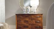 Широкий комод в комплекте с зеркалом