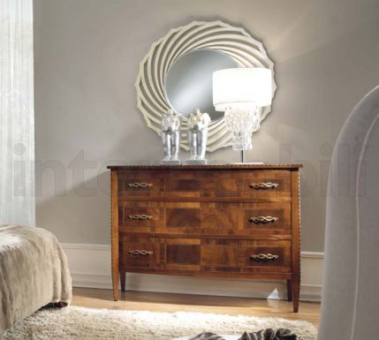 Широкий комод в комплекте с зеркалом