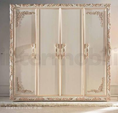 Шкаф для спальни с распашными дверцами.