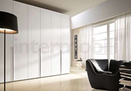 Шкаф из коллекции SESTANTE с распашными створками в матовом лаке