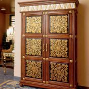 Шкаф с двумя дверцами.