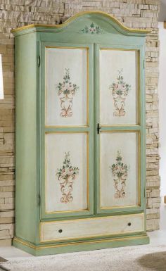 Шкаф с двумя створками и двумя ящиками.