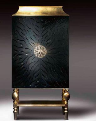 Шкаф с двумя дверцами.