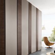 Шкаф с контрастными распашными створками Vertical