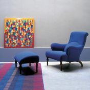 Синее кресло с удобным пуфом.