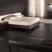 Скамья и кровать  в обивке из кожи