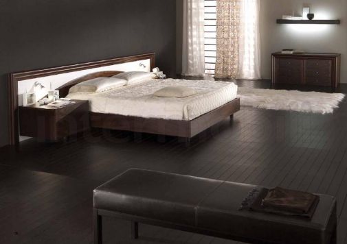 Скамья и кровать в обивке из кожи