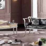 Скамья с телефонной полкой.