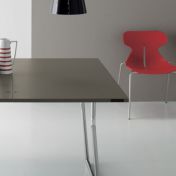 Современный столик с регулируемой высотой Piego