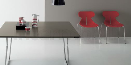 Современный столик с регулируемой высотой Piego