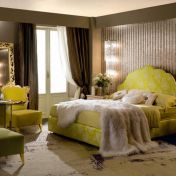 Спальная мебель фисташкового цвета.