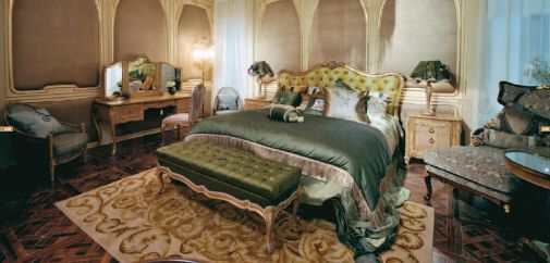 Спальная мебель в зеленых оттенках.