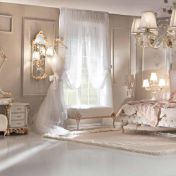 Спальный гарнитур в светлых оттенках.