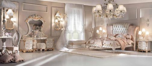 Спальный гарнитур в светлых оттенках.